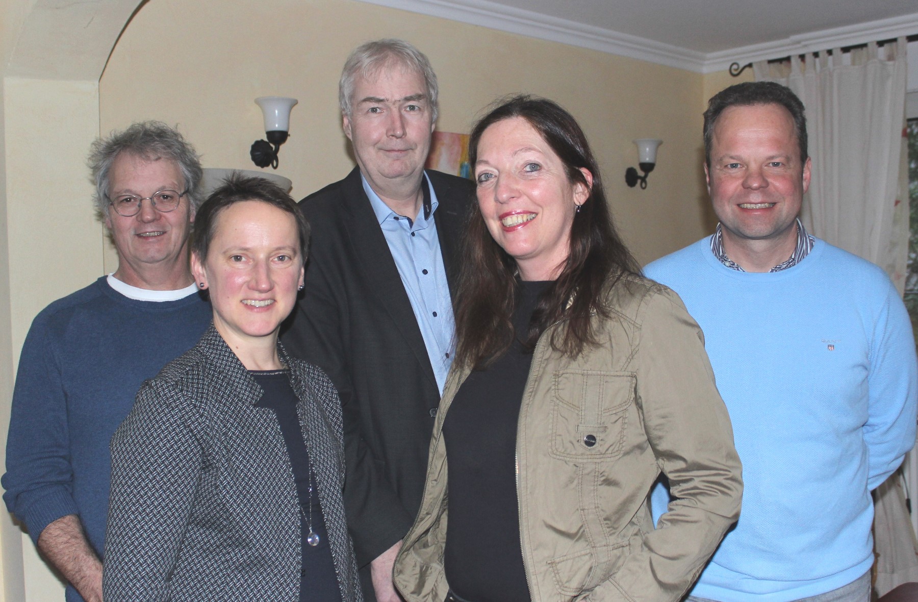 Auf dem Bild von links Fraktionsvorsitzender Hans-Heino Bante-Ortega, Bauausschuss-Sprecherin Dr. Mechthild Frentrup, Gemeindeverbands-Vorsitzender Dirk Lehmann, Dr. Birgit Lutzer und Vorstandsmitglied Lars Steinmeier. Auf dem Bild von links Fraktionsvorsitzender Hans-Heino Bante-Ortega, Bauausschuss-Sprecherin Dr. Mechthild Frentrup, Gemeindeverbands-Vorsitzender Dirk Lehmann, Dr. Birgit Lutzer und Vorstandsmitglied Lars Steinmeier.
