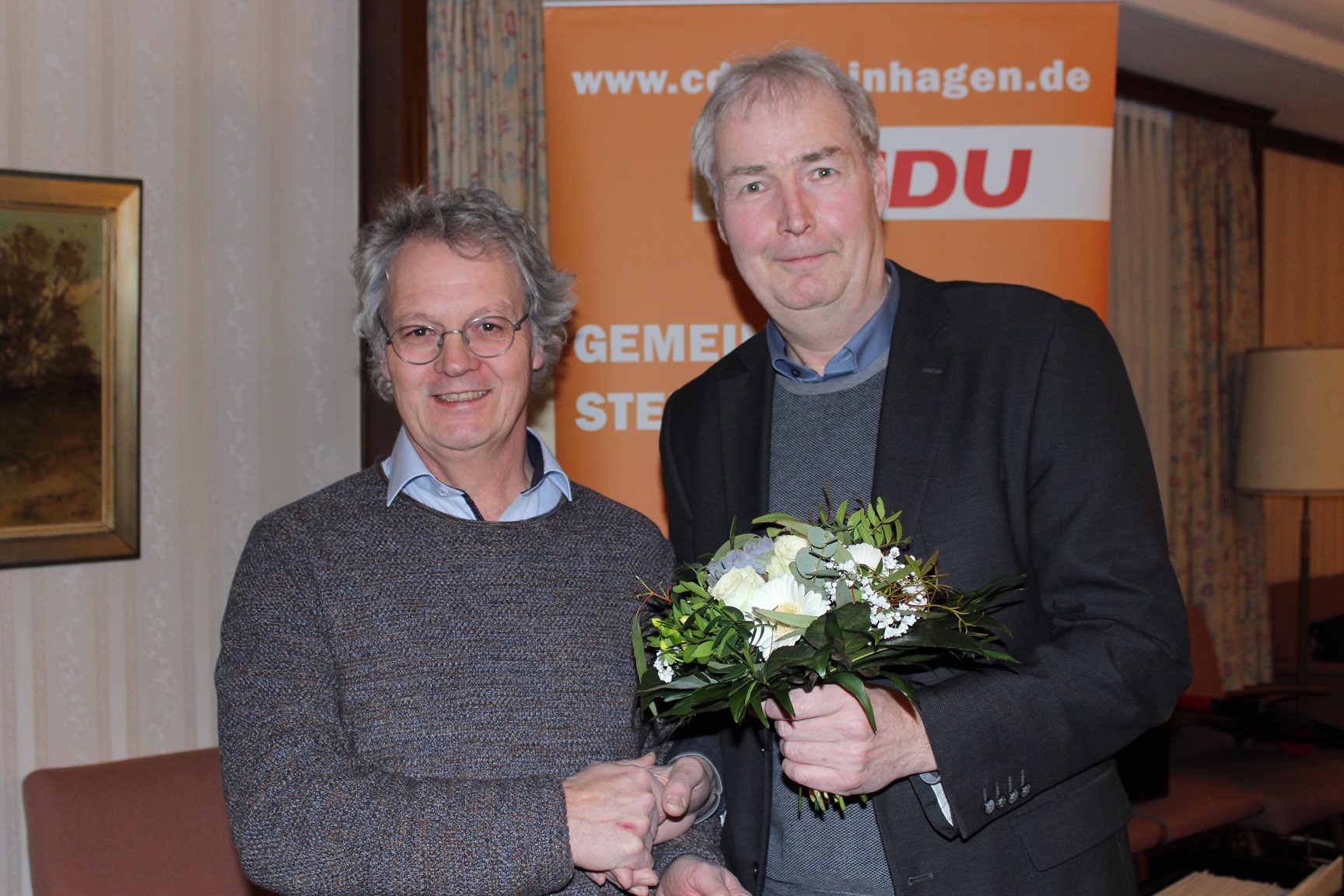 Vorsitzender Dirk Lehmann (r.) gratuliert Hans-Heino Bante-Ortega zur Wahl Vorsitzender Dirk Lehmann (r.) gratuliert Hans-Heino Bante-Ortega zur Wahl