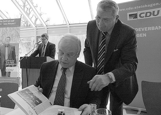In Erinnerung bleiben: Während Detlef Temme im Hintergrund sich und seine Wahlziele vorstellt, legt CDU-Vorsitzender Karl-Heinz David (rechts) dem Referenten Bernd Busemann das Gästebuch vor. Foto: J. Wohlgemuth In Erinnerung bleiben: Während Detlef Temme im Hintergrund sich und seine Wahlziele vorstellt, legt CDU-Vorsitzender Karl-Heinz David (rechts) dem Referenten Bernd Busemann das Gästebuch vor. Foto: J. Wohlgemuth